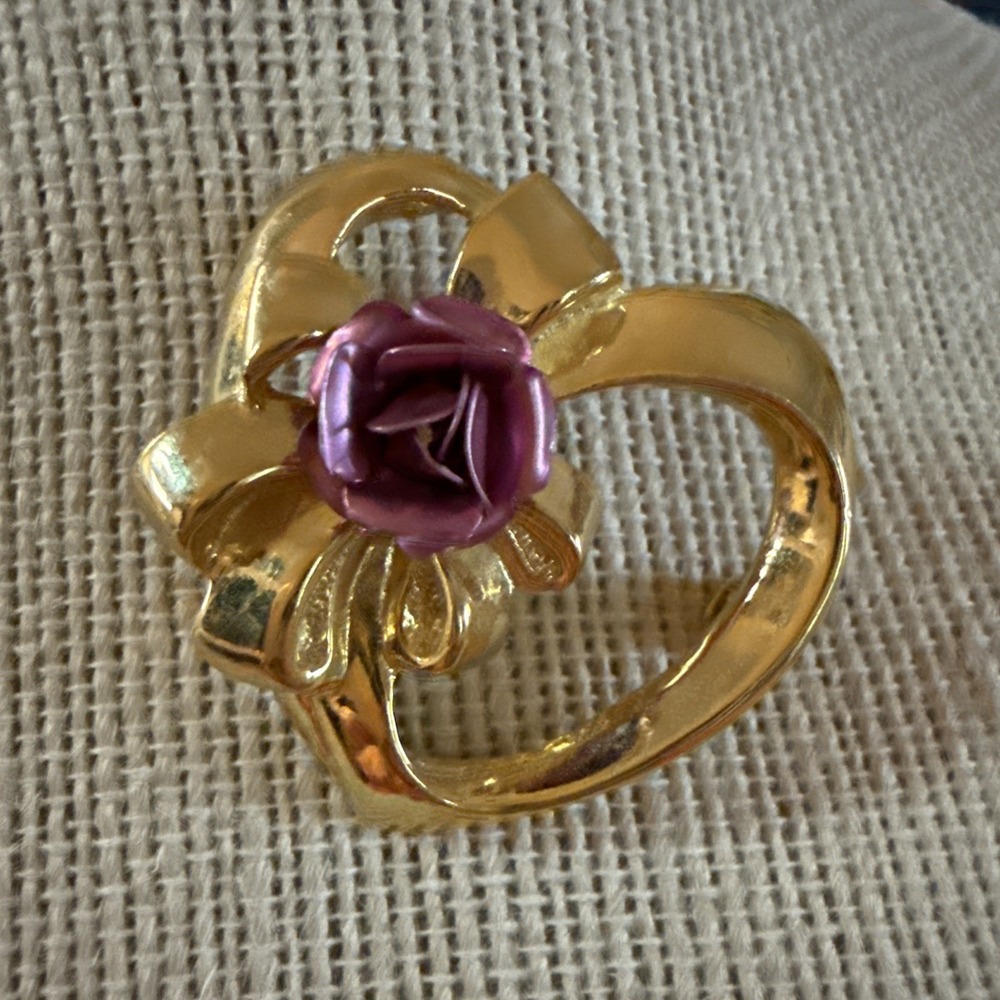 VTG. BOTIQUE PINK ENAMEL & SHINY GOLD TONE HEART & CORSAGE FLOWER‎ BROOCH & Pin